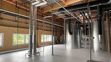 Fotos eines Lagerraues mit Holzrahmenbauwänden.