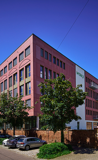 Außenansicht auf das iWerkx mit Sicht auf die Parkplätze