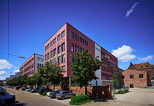 Außenansicht auf das iWerkx mit Sicht auf die Parkplätze