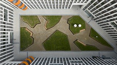 Vogelperspektive auf den Innenhof des Bürogebäudes Mattes