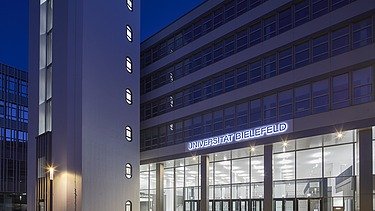Eingang der Uni Bielefeld bei Dunkelheit