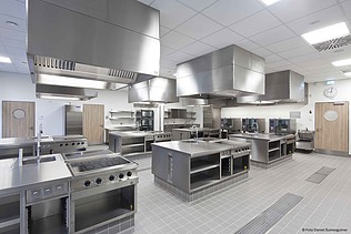 Moderner Küchenbereich in der Schul-Kantine mit professioneller Ausstattung