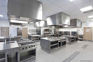 Moderner Küchenbereich in der Schul-Kantine mit professioneller Ausstattung