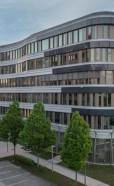 Foto Außenansicht des modernisierten Bürogebäudes Z2 mit geschwungenen Fassadenbändern.