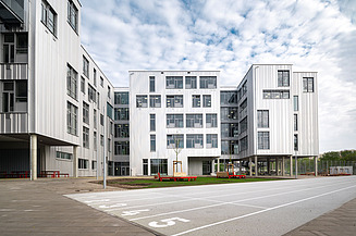 Exterior view of the Alee der Kosmonauten school