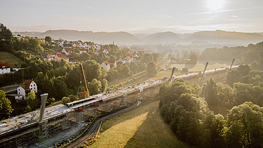 Drohnenaufnahme der Talbrücke Schorgast beim goldenen Sonnenaufgang