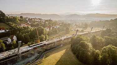 Drohnenaufnahme der Talbrücke Schorgast beim goldenen Sonnenaufgang