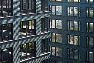 Detailaufnahme der Fassade des INK Inspire Neukölln in Berlin bestehend aus grünen Keramikfliesen