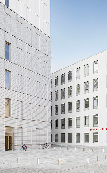 Picture of the exterior view of a hospital