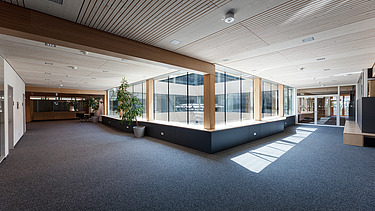 Innenaufnahme des Paul-Klee-Gymnasiums in Gersthofen. Man sieht eine Holz-Pfosten-Riegel-Fensterfassade.