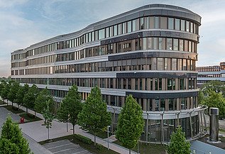 Foto Außenansicht des modernisierten Bürogebäudes Z2 mit geschwungenen Fassadenbändern.