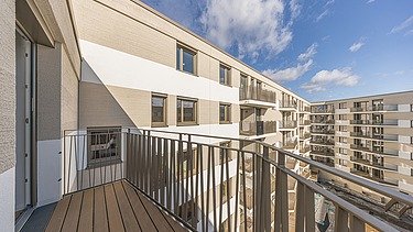 Aufnahme von einem Balkon der Wohnanlage Atriumquartier in Leipzig mit Blick in den Innenhof