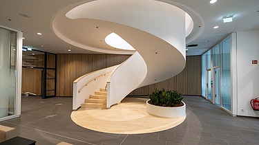 Weiße Treppe die wie ein Schneckenhaus aussieht im neuen Verwaltungszentrums - Stadtforum Dresden