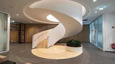 Weiße Treppe die wie ein Schneckenhaus aussieht im neuen Verwaltungszentrums - Stadtforum Dresden