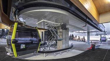 Picture of a cable car station on the Ochsenkopf with gondola in winter