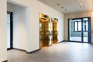 Treppenhaus mit Aufzügen bei INK Inspire Neukölln in Berlin