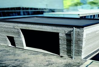 Fertiges kleines Gebäude das aus 3D-Betondruck errichtet wurde