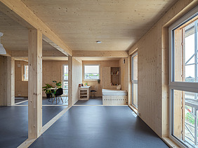 Foto des Collegium Academicums in Heidelberg. Man sieht ein weißes Gebäude und den Innenhof.