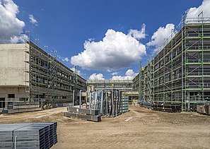 Baustelle und Fassadenarbeiten mit Gerüst im Schulzentrum