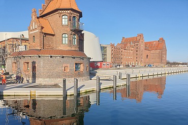 Blick auf ein Backsteinhaus auf der Hafeninsel Stralsund