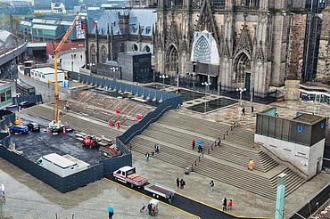 Foto einer Baustelle an einem Vorplatz vor einer Kirche