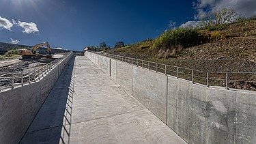 Talsperre Malter und der betonierte Weg für das Wasser