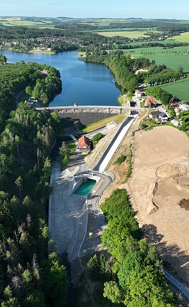 Luftaufnahme der Talsperre Malter bei schönem Wetter