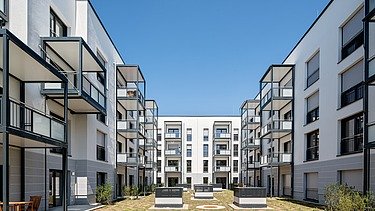 Inner courtyard of the HUGO Komfort residential complex in Bayreuth