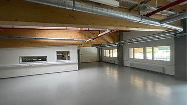 Foto eines großen, hellen Lagerraumes, der leer steht.