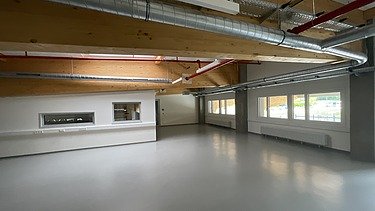 Foto eines großen, hellen Lagerraumes, der leer steht.