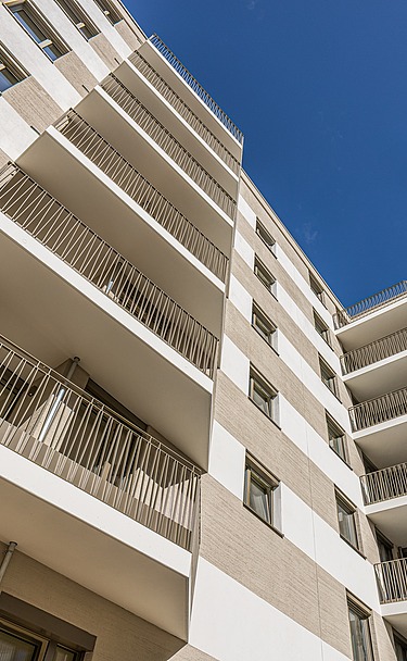 Aufnahme von unten nach oben schauend der Wohnanlage Atriumquartiers in Leipzig