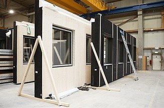 Bild von der Produktionshalle von ZÜBLIN Timber - LENO®-ADD Wand