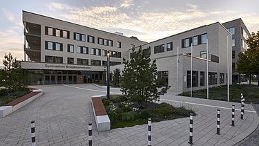 Außenansicht auf das Gymnasium mit Blick auf den Schulhof