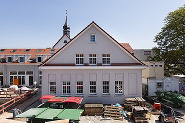 Advanced work on the façade of the white building at Seidelsche Höfe