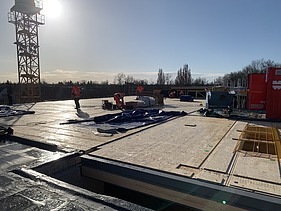Foto der Montage des Paul-Klee-Gymnasium in Gersthofen. Man sieht eine Holzdecke von oben.