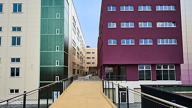 Fußgängerbrücke zwischen dem Bürogebäude und dem Parkplatz
