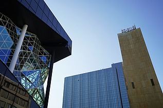 Ansicht des Axel-Springer-Kiez in Berlin mit dem Hochhaus und dem Neubau