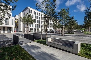 Gelände des Universitätsklinikums in Jena, im Hintergrund ist das Krankenhaus zu sehen