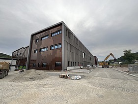 Foto der Baustelle Erbe in Rangendingen. Man sieht ein großes Gebäude im Bauzustand.