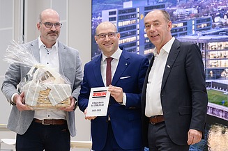 Drei Personen bei der Eröffnungsfeier des Landratsamts Esslingen