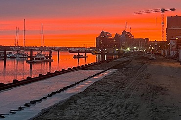 Bild zeigt einen Betonkai in einem Industriehafen