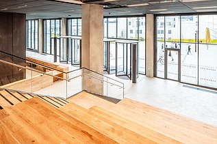 Bild eines Eingangsbereichs mit Treppe eines Bürogebäudes.