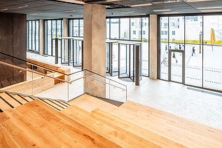 Bild eines Eingangsbereichs mit Treppe eines Bürogebäudes.