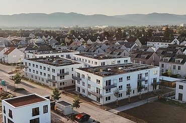 Luftaufnahme auf die weißen Gebäude des Wohnquartett Heddesheim