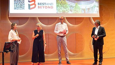 Konzernkolleg:innen und Moderator Emre Onur auf der Bühne