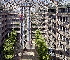 Frontaler Blick ins Atrium des ZÜBLIN Hauses in Stuttgart