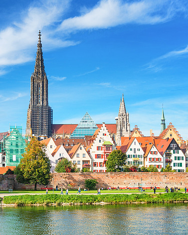 Blick auf Ulm mit dem Turm des Ulmer Münsters im Vordergrund