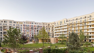 Innenhof mit Parkanlage des Außenansicht des Stadtquartiers Südkreuz in Berlin-Schöneberg