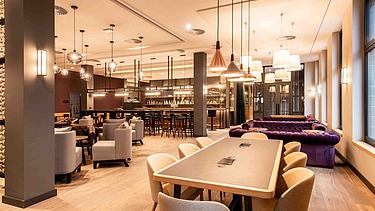 Moderne Hotelbar mit stilvollem Interieur im PREMIER INN Hamburg-St. Pauli