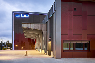 Foto eines Holzgebäudes mit roter Fassade.